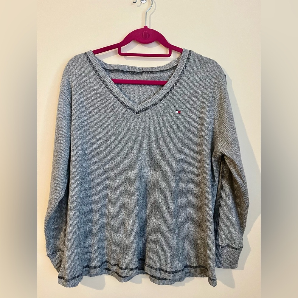 🛍️ 4 for $20 🛍️ Gray V-Neck Women's Top